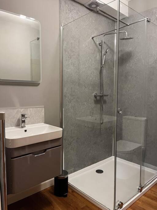 Modern Ground Floor Apartment Тодморден Экстерьер фото